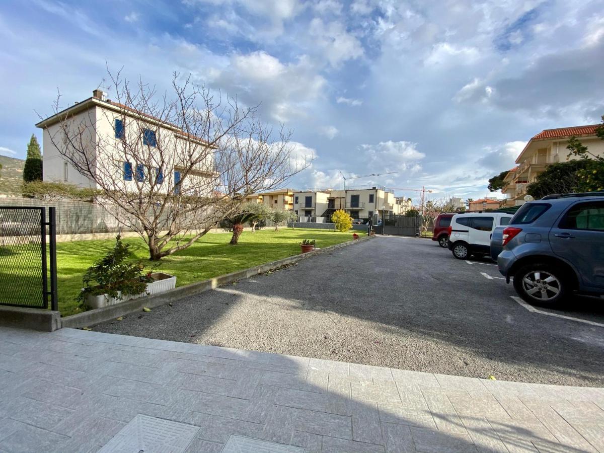 I Fiori Di Pietra Aparthotel Pietra Ligure Exterior photo