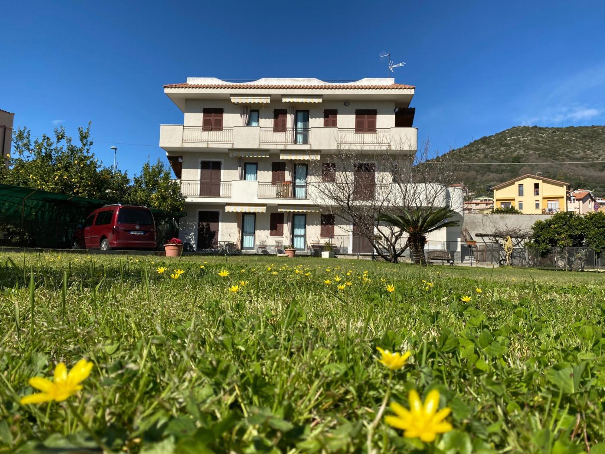 I Fiori Di Pietra Aparthotel Pietra Ligure Exterior photo